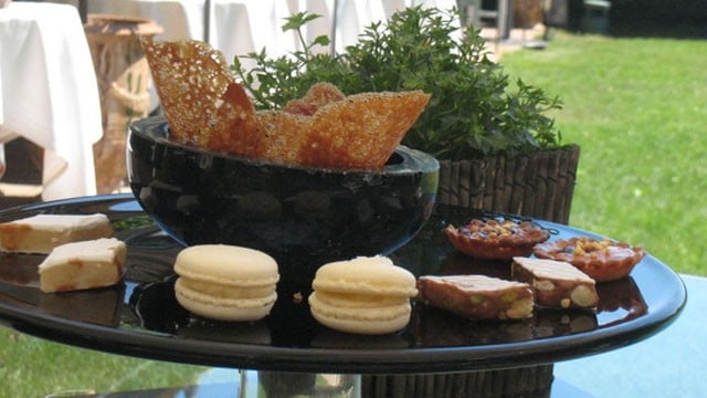 petit fours with a delicious coffee to crown a beautiful lunch under the trees